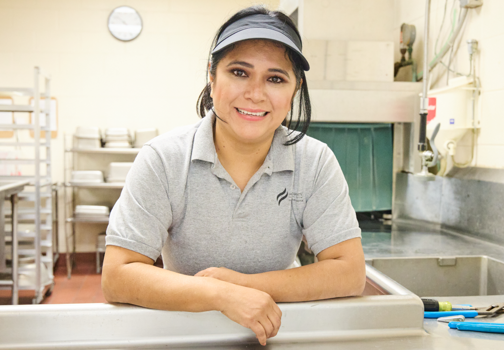 Mi Turno: Judith Calderon-Coronado Burnham, Asistente de Servicio de Alimentos Featured Image